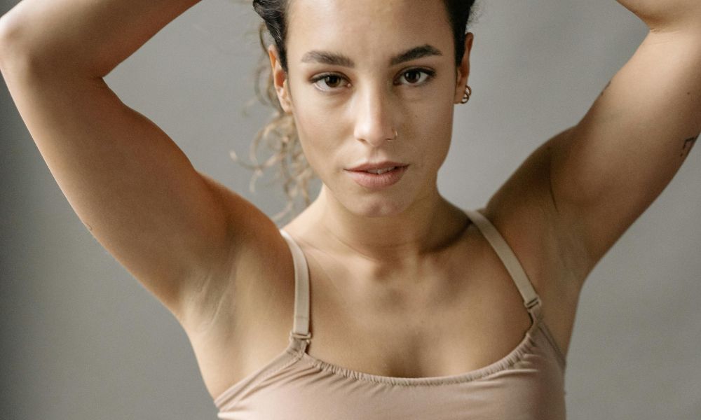 Fotografie ke článku Vše o pocení aneb deodorant, antiperspirant a botulotoxin – Esthé Laser Clinic